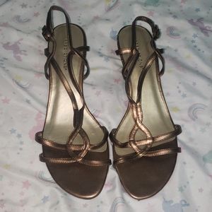 Women's Predictions sandal size 8½.
